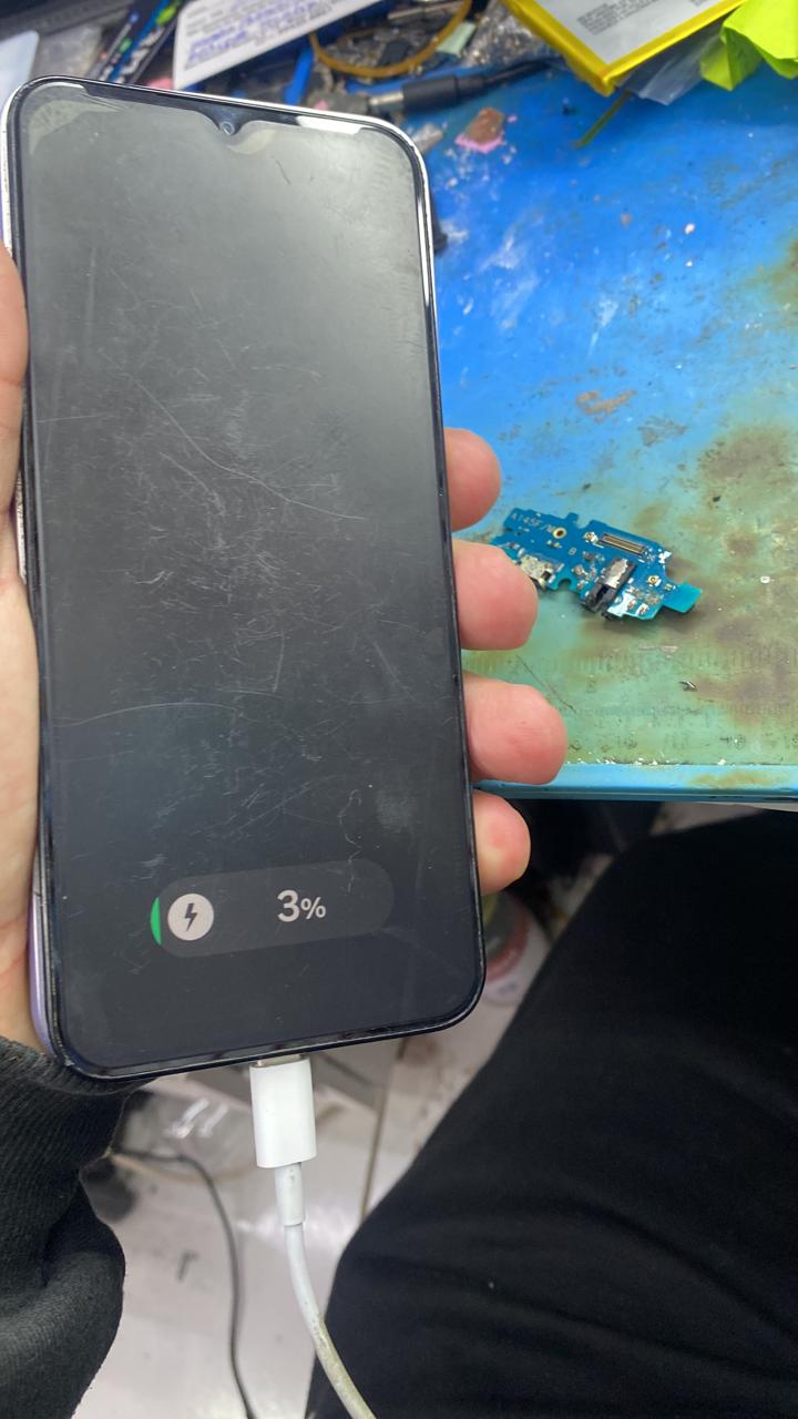 Celular conectado durante teste de carregamento na bancada da RM Assistência