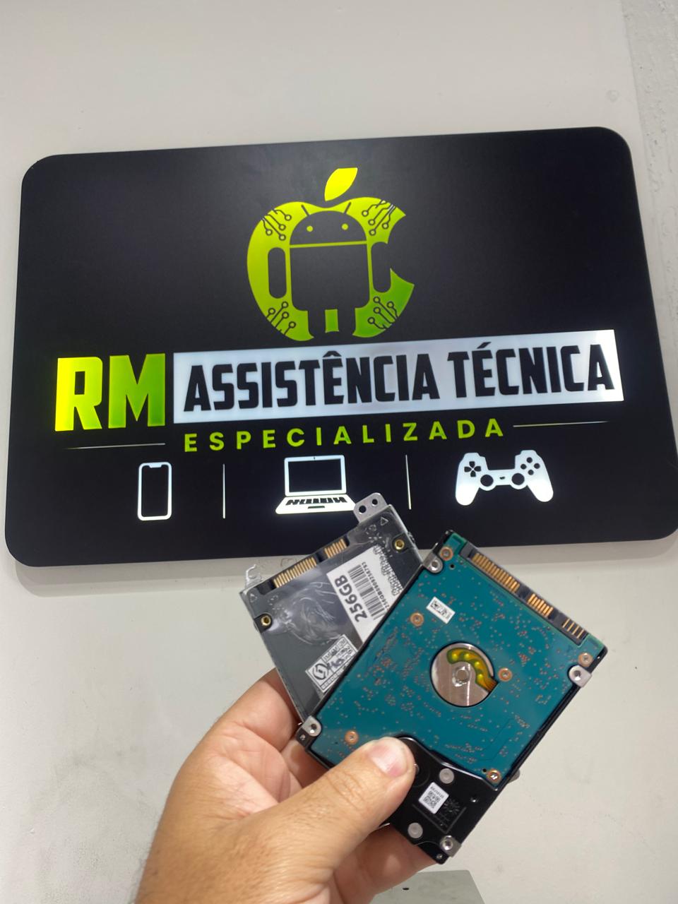 Notebook Dell durante instalação do Windows 11 na assistência técnica